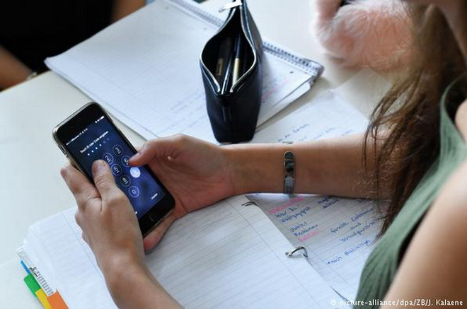 Pháp cấm học sinh sử dụng điện thoại thông minh ở trường ảnh 1