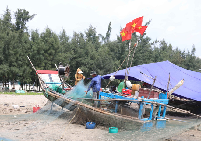 Cờ Tổ quốc là niềm tự hào, thể hiện tình yêu Đất nước, quê hương, yêu biển cả nên được treo trên những vị trí trang trọng của mỗi phương tiện đánh bắt hải sản. (Ảnh: Xuân Tiến/TTXVN) ttxvn_ngu dan dien chau4.jpg