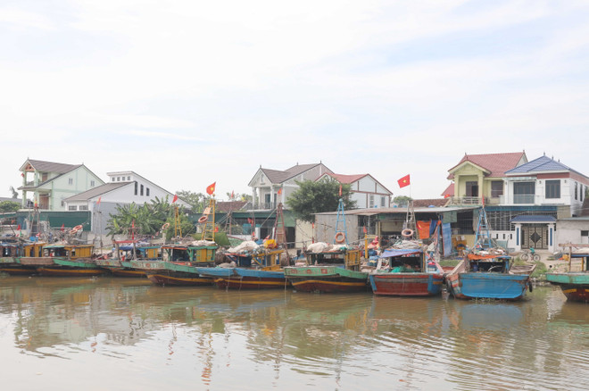 Tàu, thuyền gối bãi, nằm tại các khu neo đậu trong dịp ngư dân nghỉ ngơi dịp lễ Quốc khánh 2/9. (Ảnh: Xuân Tiến/TTXVN) ttxvn_ngu dan dien chau5.jpg