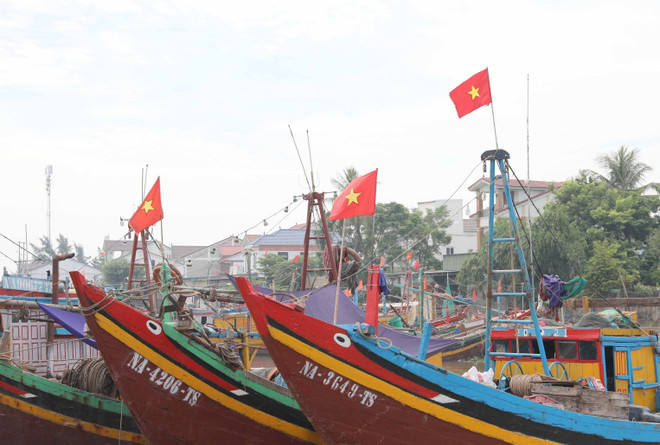 Dịp Quốc khánh 2/9, trên các phương tiện tàu, thuyền đánh bắt xa bờ, ngư dân đã thay cờ Tổ quốc mới và treo trên những vị trí trang trọng. (Ảnh: Xuân Tiến/TTXVN) ttxvn_ngu dan dien chau.jpg