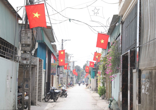 Trên khắp đường làng, ngõ xóm của các làng biển, cờ Tổ quốc được ngư dân treo trang trọng trước cổng nhà. (Ảnh: Xuân Tiến/TTXVN) ttxvn_ngu dan dien chau1.jpg