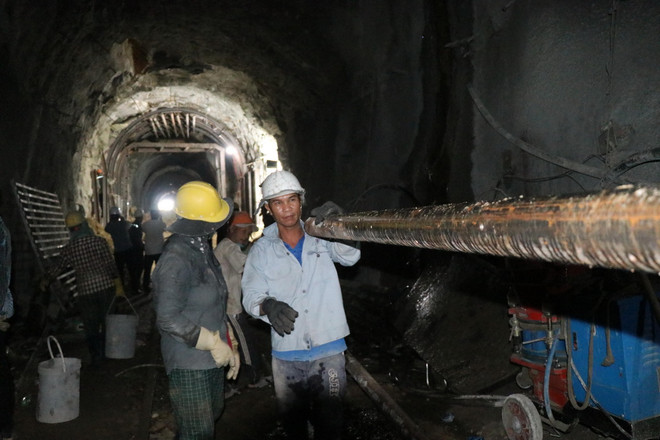 Công nhân nỗ lực vận chuyển đất đá, đưa vật liệu vào gia cố hầm Đèo Cả. (Ảnh Đặng Tuấn/TTXVN) ttxvn_1304_deo ca.jpg