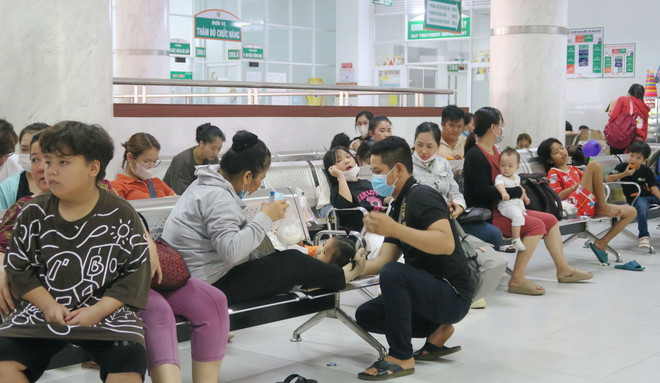 Rất đông trẻ nhỏ đến khám tại Bệnh viện Nhi đồng 2, Thành phố Hồ Chí Minh. (Ảnh: Đinh Hằng/TTXVN) ttxvn_1304_nang nong (2).jpg