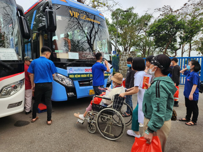 ttxvn_chuyen_xe_yeu_thuong_dua_benh_nhan_ve_que_don_tet1.jpg