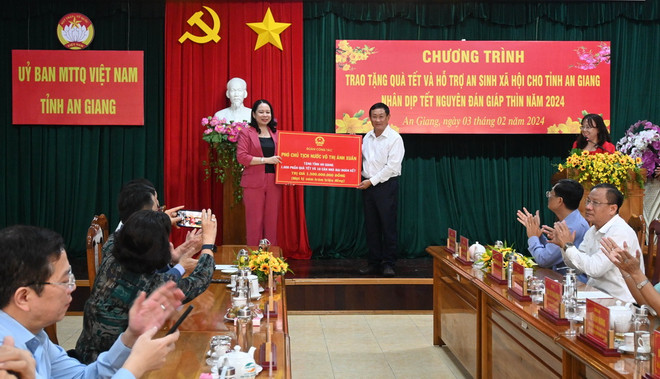 ttxvn_pho_chu_tich_nuoc_vo_thi_anh_xuan_tang_qua_tet_cho_gia_dinh_chinh_sach_ho_ngheo_tinh_an_giang2.jpg