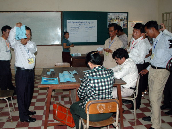 Hoạt động kiểm phiếu được tiến hành trong sự giám sát chặt chẽ của các quan sát viên và giới truyền thông. (Ảnh: Xuân Khu/Vietnam+) Campuchia: Bầu cử Hội đồng quận, huyện và tỉnh, thành phố ảnh 2