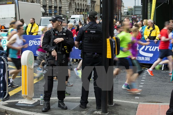 Cảnh sát tuần tra tại Manchester ngày 28/5 vừa qua. (Nguồn: AFP/TTXVN) Châu Âu và Mỹ đối phó với 'mầm họa' khủng bố trực tiếp trong nước ảnh 2