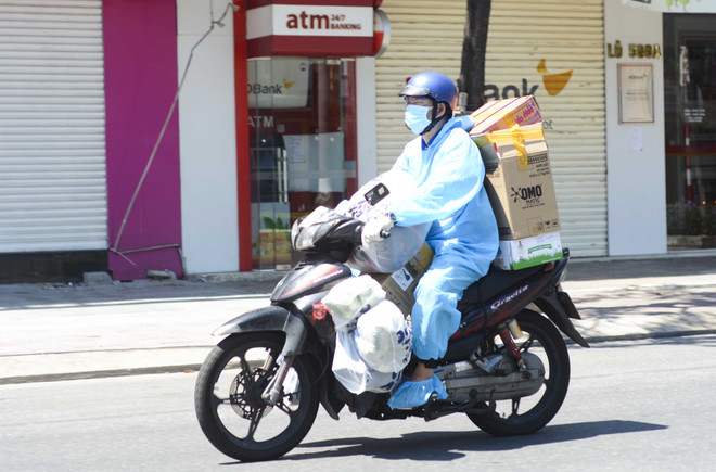 Một shipper trên đường đi giao hàng. (Ảnh: Văn Dũng/TTXVN) Đà Nẵng kích hoạt giao hàng công nghệ trong thời gian giãn cách ảnh 1