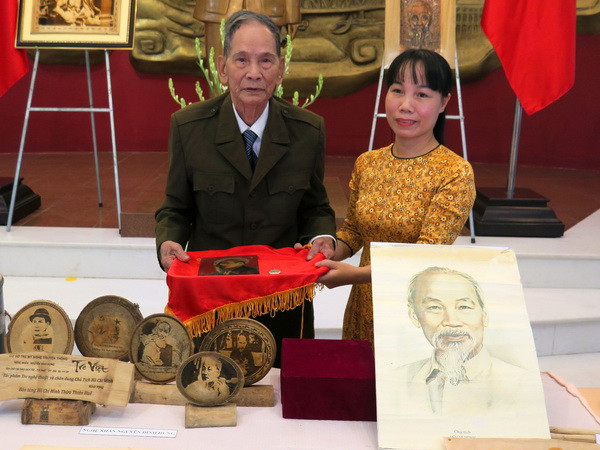 Tiếp nhận 189 tư liệu, hiện vật quý về Chủ tịch Hồ Chí Minh ảnh 1