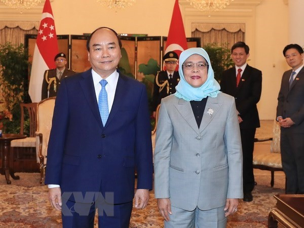 Thủ tướng Nguyễn Xuân Phúc chào xã giao Tổng thống Singapore Halimah Yacob. (Ảnh: Thống Nhất/TTXVN) Tuyên bố chung về quan hệ đối tác chiến lược Việt Nam-Singapore ảnh 2