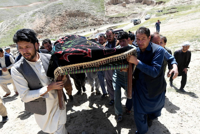 Đám tang nạn nhân trong vụ đánh bom liều chết do phiến quân Taliban tiến hành tại Kabul. (Ảnh: THX/TTXVN) Phó tỉnh trưởng Afghanistan thiệt mạng vụ tấn công của Taliban ảnh 1