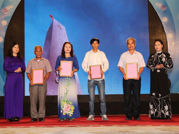 Cảm động chương trình “Sâu nặng ân tình” tri ân anh hùng-liệt sỹ ảnh 1