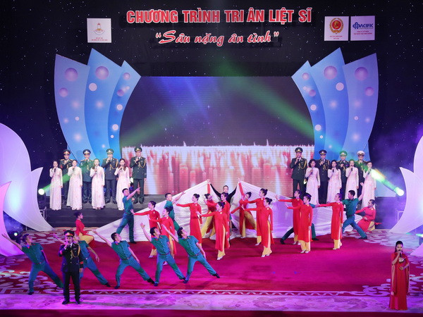 Cảm động chương trình “Sâu nặng ân tình” tri ân anh hùng-liệt sỹ ảnh 2