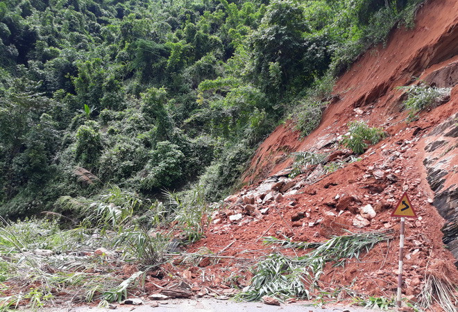 Sạt lở đất gây ách tắc trên Quốc lộ 4G, đoạn qua Mai Sơn-Sơn La ảnh 3