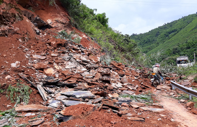 Sạt lở đất gây ách tắc trên Quốc lộ 4G, đoạn qua Mai Sơn-Sơn La ảnh 1