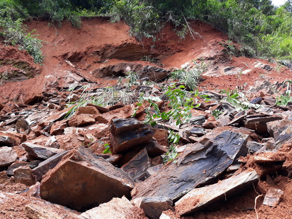 Sạt lở đất gây ách tắc trên Quốc lộ 4G, đoạn qua Mai Sơn-Sơn La ảnh 2