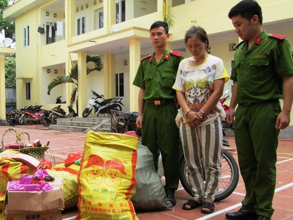 Quảng Ninh bắt vụ vận chuyển gần 200kg pháo nổ bằng xe môtô ảnh 1