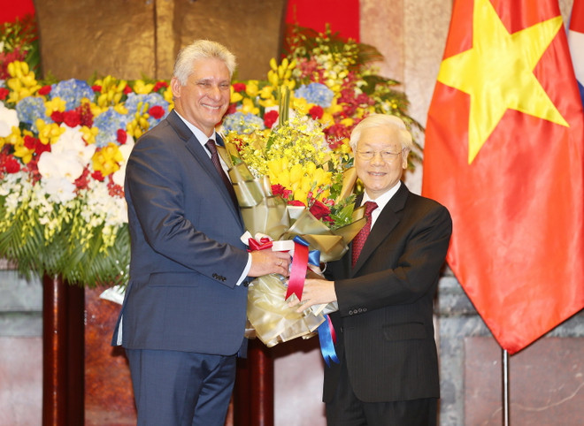 Tổng Bí thư, Chủ tịch nước Nguyễn Phú Trọng tặng hoa chúc mừng Chủ tịch Hội đồng Nhà nước và Hội đồng Bộ trưởng Cuba Miguel Mario Diáz-Canel Bermúdez nhận phần thưởng cao quý của Đảng, Nhà nước Việt Nam. (Ảnh: Trí Dũng/TTXVN) Hình ảnh lễ trao tặng Huân chương Hồ Chí Minh cho Chủ tịch Cuba ảnh 4