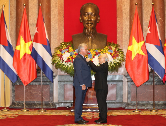 Tổng Bí thư, Chủ tịch nước Nguyễn Phú Trọng trao tặng Huân chương Hồ Chí Minh cho Chủ tịch Hội đồng Nhà nước và Hội đồng Bộ trưởng Cuba Miguel Mario Diáz-Canel Bermúdez. (Ảnh: Trí Dũng/TTXVN) Hình ảnh lễ trao tặng Huân chương Hồ Chí Minh cho Chủ tịch Cuba ảnh 1