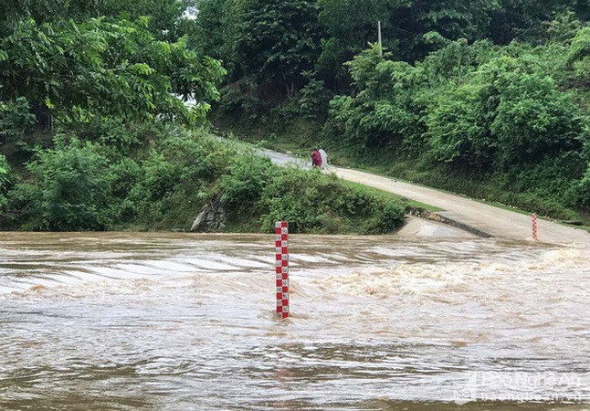 Nghệ An: Nhiều tuyến đường ngập nước, sạt lở đất đá không thể đi lại ảnh 1