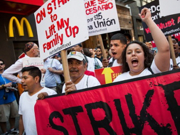 Làn sóng biểu tình rầm rộ của công nhân ngành đồ ăn nhanh ở Mỹ ảnh 1