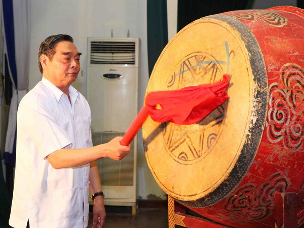 Tưng bừng không khí khai giảng năm học mới trên cả nước ảnh 1