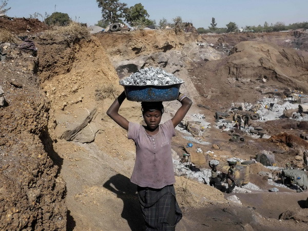 Trẻ em lao động tại mỏ đá ở Ouagadougou, Burkina Faso. (Nguồn: AFP/TTXVN) Việt Nam ủng hộ sáng kiến về chấm dứt đói nghèo của ILO ảnh 1