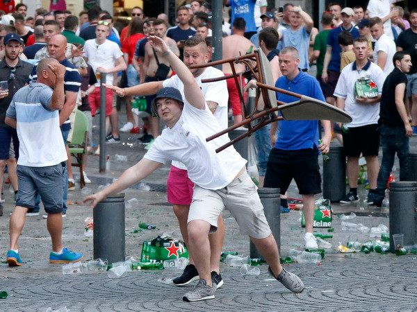 Khủng bố và cổ động viên quá khích - Thách thức đối với an ninh Pháp ảnh 1