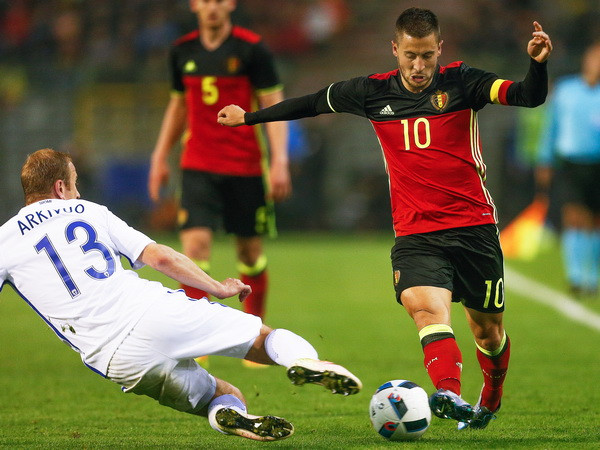Tiền đạo Eden Hazard (số 10) của đội tuyển Bỉ. (Nguồn: EPA/TTXVN) Trước trận đấu Italy-Bỉ: Câu chuyện về sự phát triển bóng đá ảnh 1