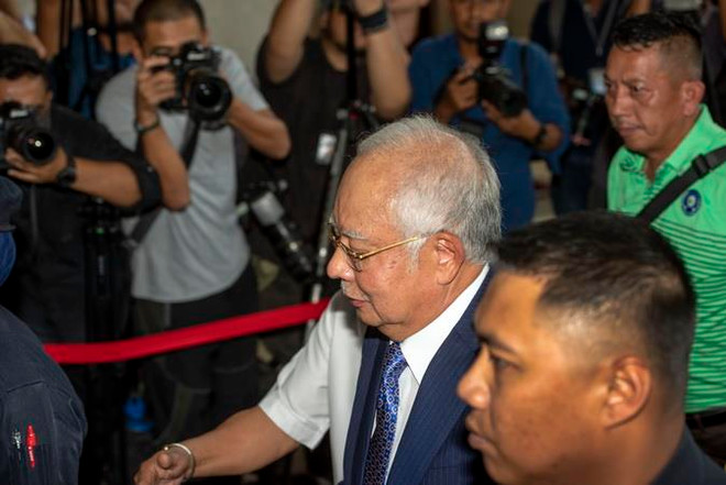 Cựu Thủ tướng Malaysia Najib Razak (giữa) tới tòa án tối cao Kuala Lumpur ngày 3/4 vừa qua. (Ảnh: THX/TTXVN) Cựu Thủ tướng Najib Razak khiếu nại việc cử công tố viên chính ảnh 1