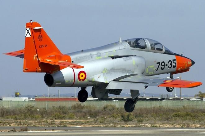 Một chiếc C-101 của Không quân Tây Ban Nha. (Nguồn: Reuters) Máy bay quân sự của Tây Ban Nha rơi gần biển La Manga ảnh 1