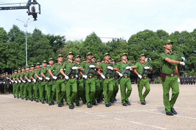 Biểu diễn điều lệnh của Công an Nhân dân. (Ảnh: Tuấn Anh/TTXVN) Quy định về thực hiện nghĩa vụ tham gia Công an Nhân dân ảnh 1