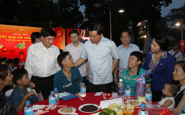 600 gia đình công nhân khó khăn vui dự Tết sum vầy 2017 ảnh 1