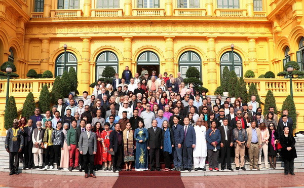 Phó Chủ tịch nước tiếp đại biểu Hội nghị quốc tế quảng bá văn học Việt ảnh 2