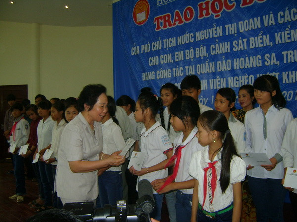 Phó Chủ tịch nước trao học bổng tặng học sinh tỉnh Nam Định ảnh 1