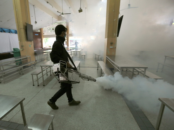 Phun thuốc diệt muỗi nhằm ngăn chặn sự lây lan của virus Zika tại Bangkok, Thái Lan. (Nguồn: EPA/TTXVN) Thái Lan phát hiện thêm 33 ca nhiễm virus Zika trong tuần qua ảnh 1