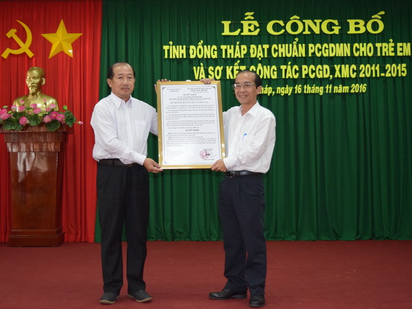 Ông Đoàn Tấn Bửu, Phó Chủ tịch UBND tỉnh Đồng Tháp, trao Quyết định đạt chuẩn phổ cập giáo dục cho trẻ em 5 tuổi cho Sở Giáo dục và Đào tạo tỉnh Đồng Tháp. (Ảnh: Chương Đài/TTXVN) Đồng Tháp đạt chuẩn phổ cập giáo dục mầm non cho trẻ 5 tuổi ảnh 1