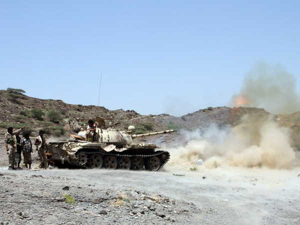 Lực lượng ủng hộ Chính phủ Yemen trong cuộc giao tranh với lực lượng Houthi tại Sharija, khu vực giáp ranh giữa tỉnh Taez và Lahj. (Nguồn: AFP/TTXVN) Chính phủ Yemen bác thỏa thuận ngừng bắn do Ngoại trưởng Mỹ đề xuất ảnh 1