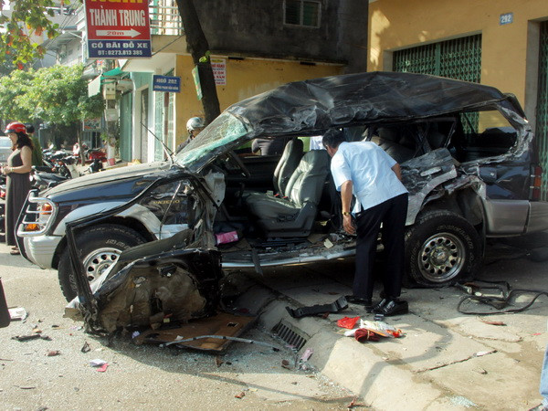 Hiện trường vụ tai nạn. (Ảnh: Quang Cường/TTXVN) Tuyên Quang: Xe khách va chạm với xe 7 chỗ, 1 người tử vong ảnh 1