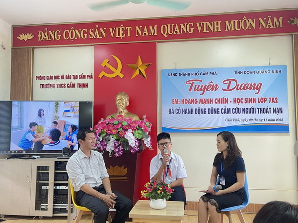 Bộ trưởng Giáo dục-Đào tạo tặng Bằng khen học sinh dũng cảm cứu người ảnh 1