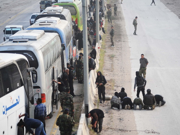 Syria: Hàng nghìn chiến binh và dân thường rời khỏi Đông Ghouta ảnh 1
