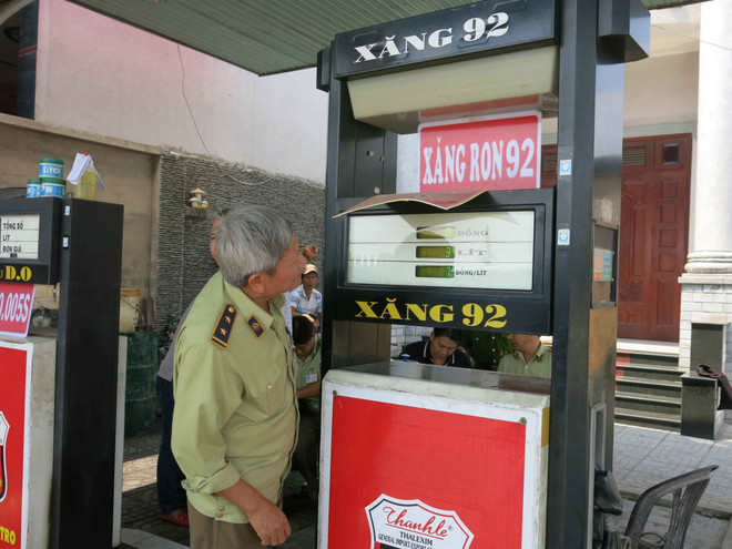 Bình Dương: Bắt quả tang cây xăng gian lận đong thiếu trên 6% ảnh 1