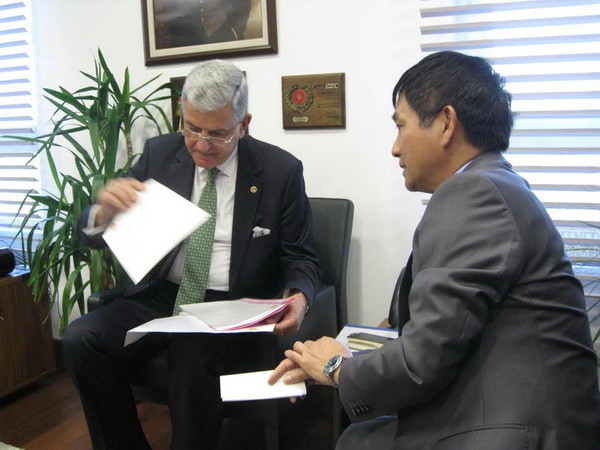 Đại sứ Việt Nam ở Thổ Nhĩ Kỳ trao tài liệu về vụ giàn khoan ảnh 2