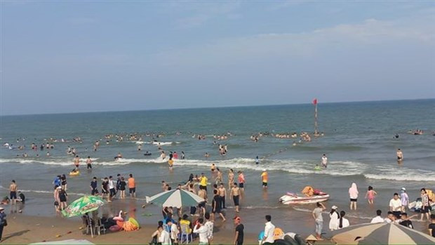 Du khách tắm tại bãi biển Sầm Sơn. (Ảnh: Trịnh Duy Hưng/TTXVN) Phát triển du lịch Thanh Hóa - Điểm đến an toàn và bền vững ảnh 2