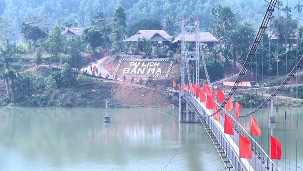 Bản Mạ ở thôn Thanh Xuân, xã Xuân Cẩm nằm bên dòng sông Chu hiền hòa, cảnh quan thiên nhiên xanh mát quanh năm là một trong 2 địa điểm được huyện Thường Xuân chọn làm điểm xây dựng du lịch cộng đồng. (Ảnh: Khiếu Tư/TTXVN) Phát triển du lịch Thanh Hóa - Điểm đến an toàn và bền vững ảnh 1