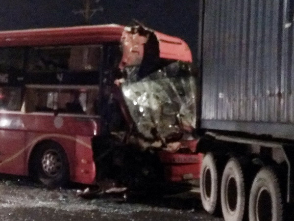 Hai xe đối đầu trên cao tốc Nội Bài-Lào Cai, 16 người bị thương ảnh 1