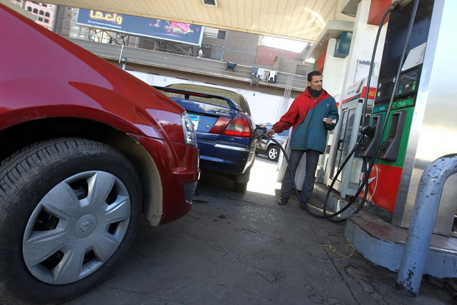 Tại một cửa hàng bán xăng ở thủ đô Cairo của Ai Cập. (Ảnh: AFP/TTXVN) Giá dầu trên thế giới giảm nhẹ vào lúc đóng cửa phiên ảnh 1