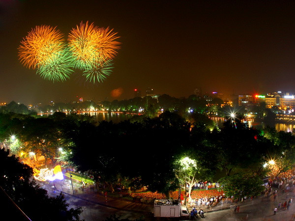 Hà Nội tổ chức 31 điểm bắn pháo hoa chào đón năm Ất Mùi 2015 ảnh 1