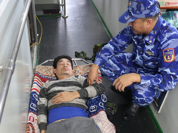 Quảng Trị: Cứu hộ kịp thời một ngư dân bị tai biến trên biển ảnh 1