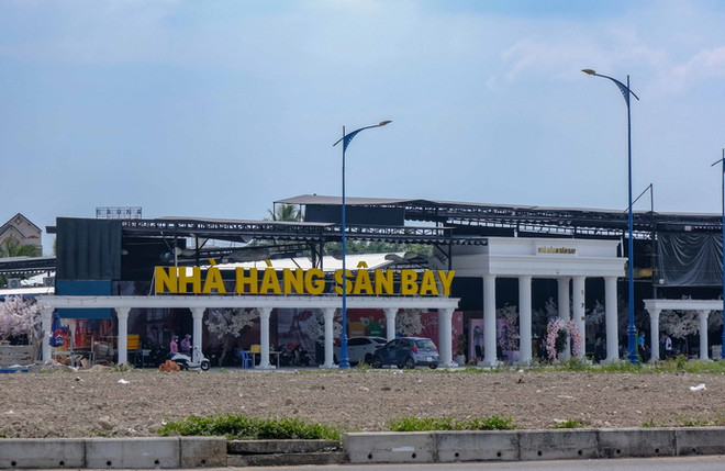 Nhà hàng Sân bay mở cửa hoạt động ngày 18/2 dù trước đó UBND quận Bình Thủy đã có quyết định cưỡng chế tháo dỡ công trình. (Ảnh: Thanh Liêm/TTXVN) Cần Thơ: Tháo dỡ nhà hàng sân bay xây không phép trên đất nông nghiệp ảnh 1